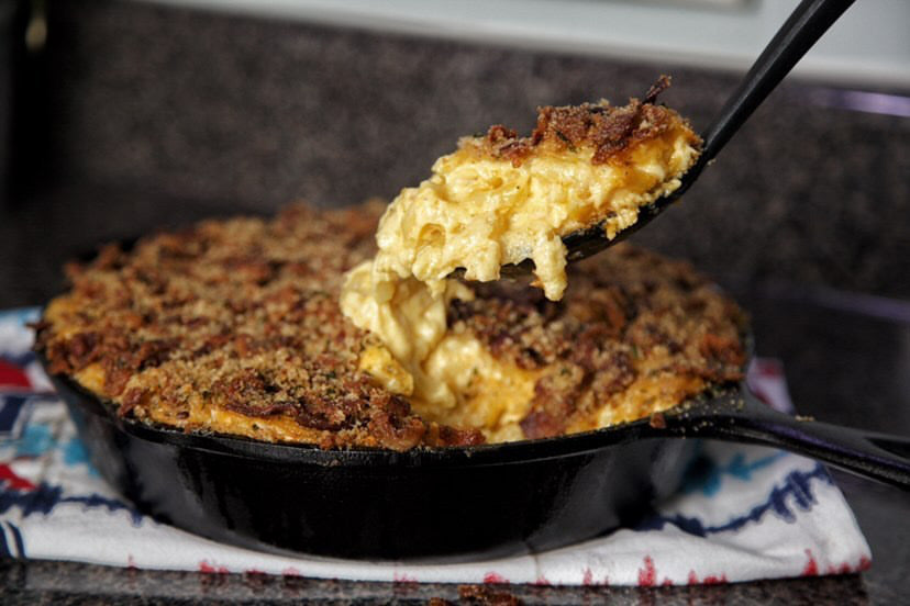 Cast Iron Smoked H-Town Bacon Mac & Cheese by @PraiseNQue (Instagram)