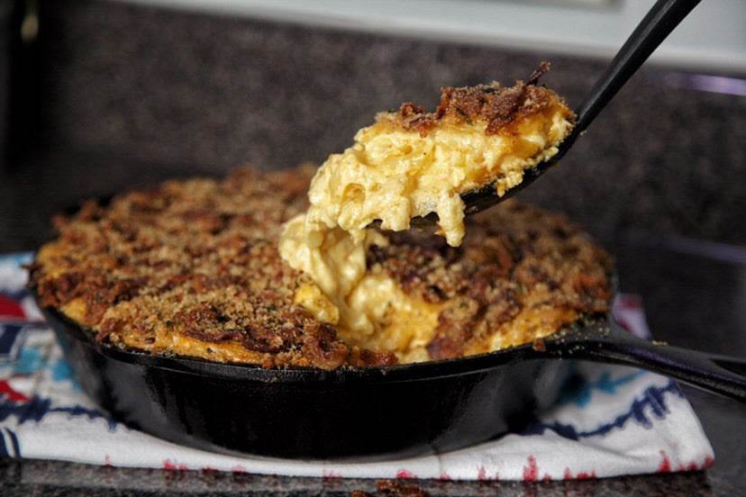 Cast Iron Smoked H-Town Bacon Mac & Cheese by @PraiseNQue (Instagram) - Hook's Rubs & Spices